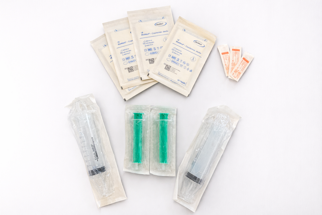 Abbildung Medikamentenspritze, Augenstreifen und Handschuhe