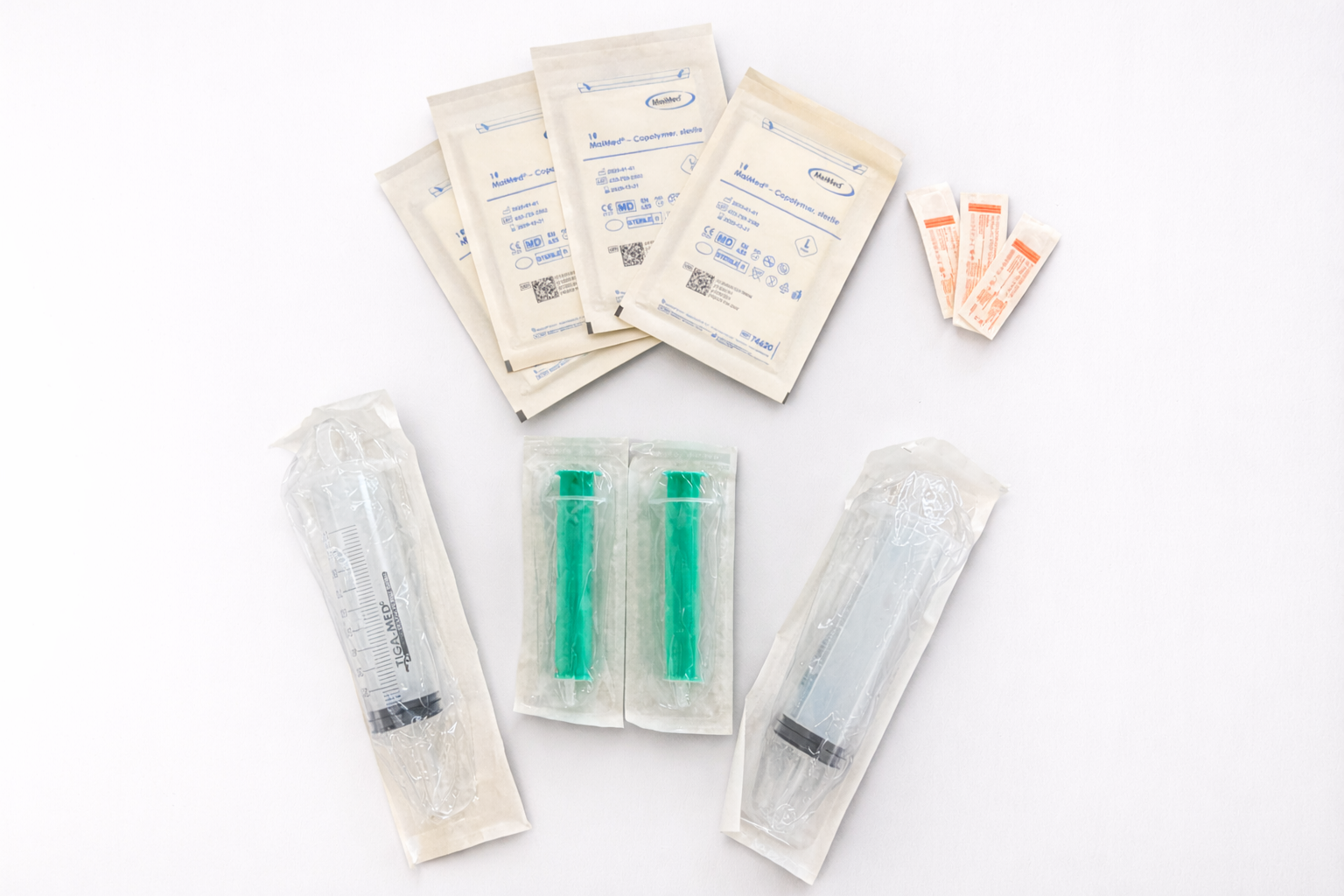 Abbildung Medikamentenspritze, Augenstreifen und Handschuhe