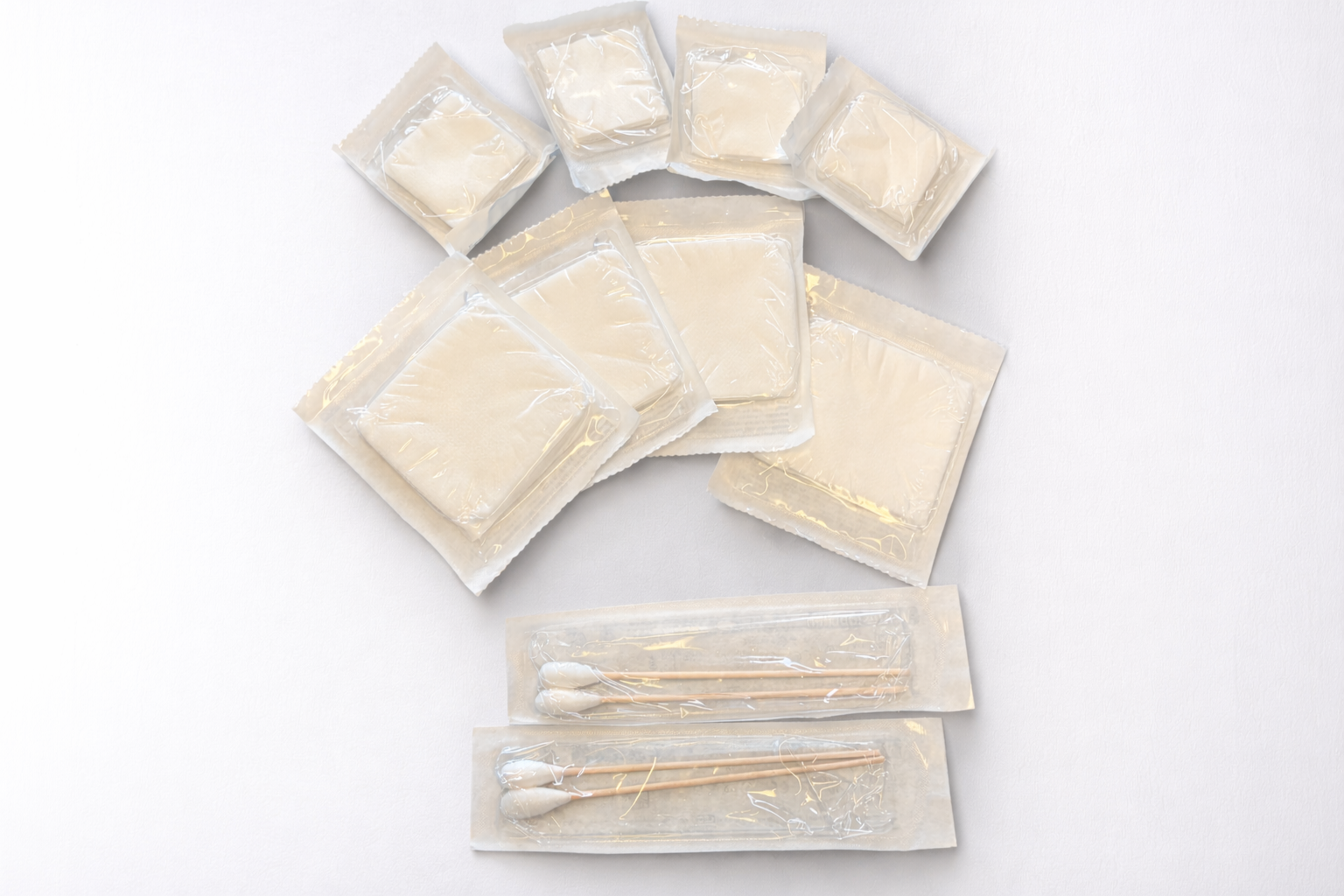 Sterile Wundkompressen und Wattestäbchen